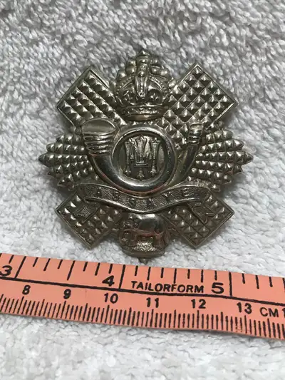 This Original WW1/WW2 British The Highland Light Infantry (Long Scroll) version Cap Badge is one of...