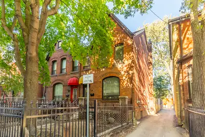 Perfect for students and/or young professionals who want to live close to downtown. Less than a 10 m...