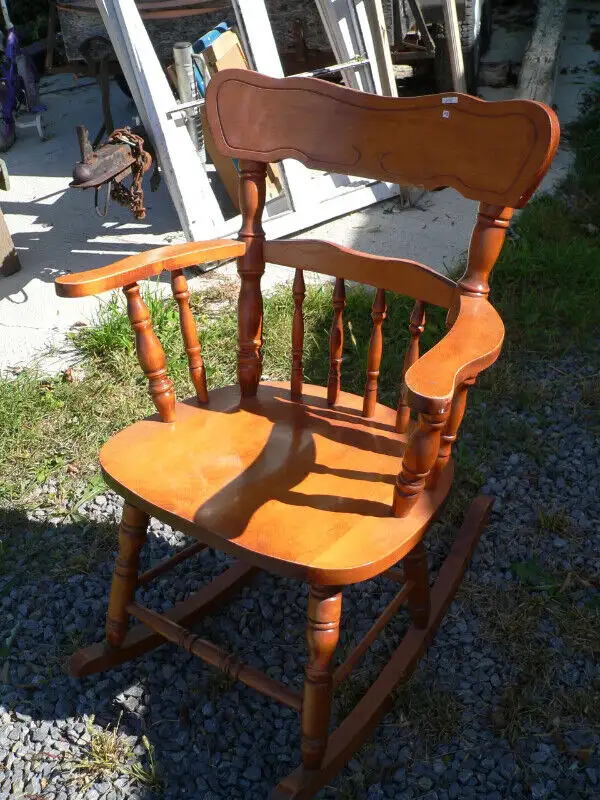 plusieurs meubles antiques a vendre a différent prix in Dressers & Wardrobes in Lanaudière - Image 2