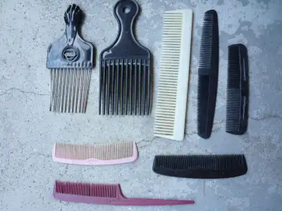 Assorted used combs & lots more nice items on sale          b257, View more