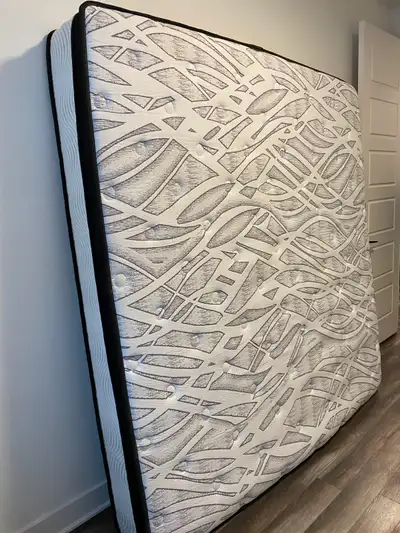 Matelas King & Queen à Vendre — Propres, Confortables,, View more