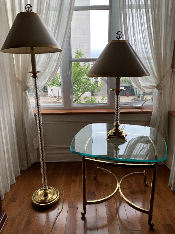 Table verre et laiton (lampes vendues) dans Décoration intérieure et accessoires  à Ville de Québec - Image 3