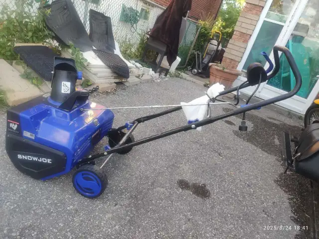 Snow Joe 22-inch 15 Amp Electric Snow Blower with Dual LED Light in Snowblowers in City of Toronto - Image 5