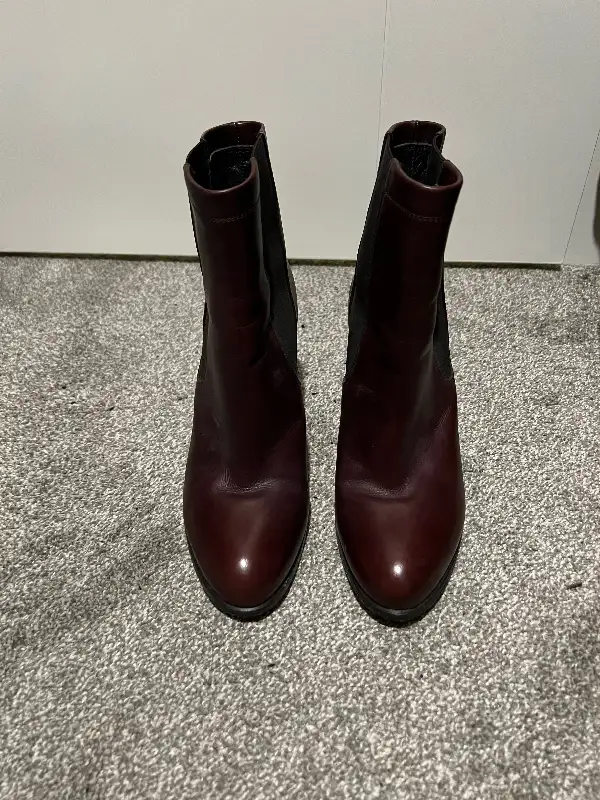 Stuart Weitzman Ankle boots - size 10 - pristine condition in Women's - Shoes in Calgary - Image 2
