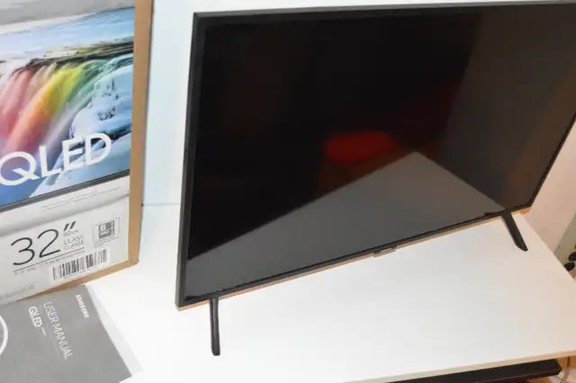 Samsung QN32Q50RA 32" QLED 4K Smart Ultra HD TV with Remote etc. in TVs in Markham / York Region - Image 2