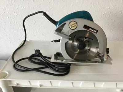 MAKITA model 5007A 7 1/4” circular saw,electric brake, heavy duty aluminum base, seniors down sizing...