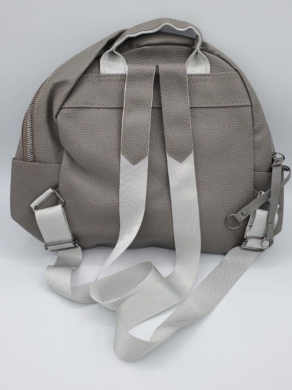 Backpack gray 9"1/2 x 10"1/2 brand new / sac a dos gris neuf dans Femmes - Sacs et portefeuilles  à Ouest de l’Île - Image 2