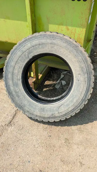Michelin 11R22. 5 tire. Good shape.
