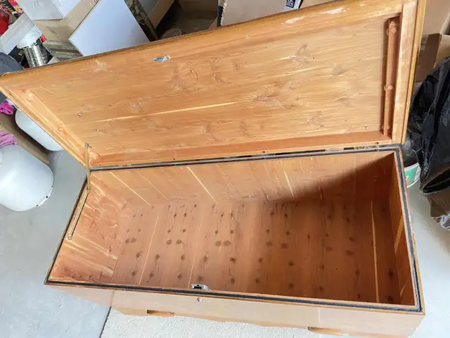 Invermere-Beautiful Antique *Viscol cedar chest- great condition in Dressers & Wardrobes in Revelstoke - Image 8