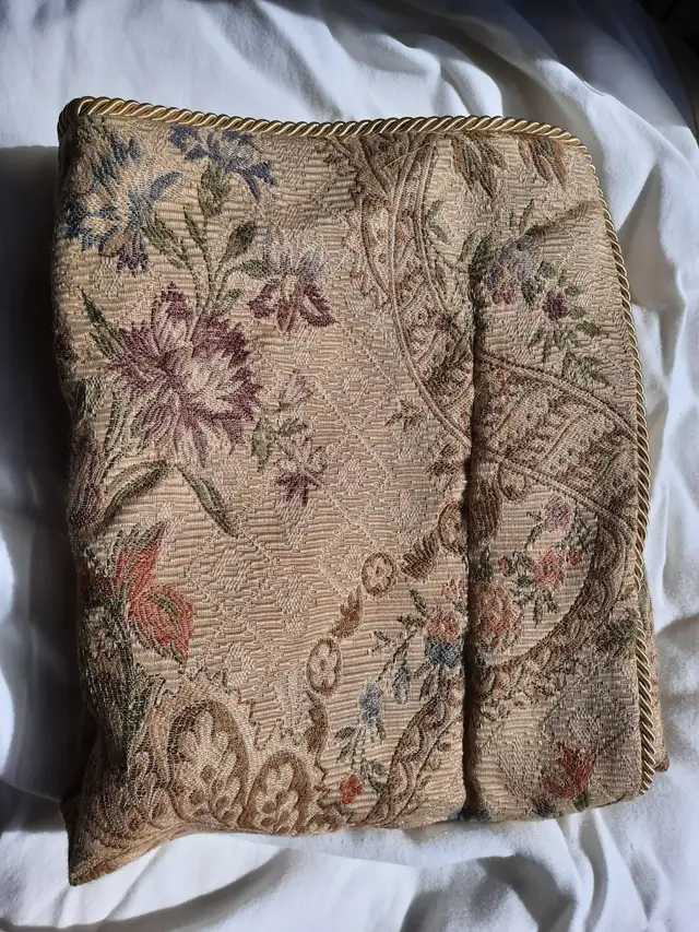 Queen Comforter Set in Bedding in Stratford - Image 4