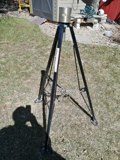 New stabilizer tri-pod jack for front end kingpin to be used when 5th- wheel camper trailer is unhoo...