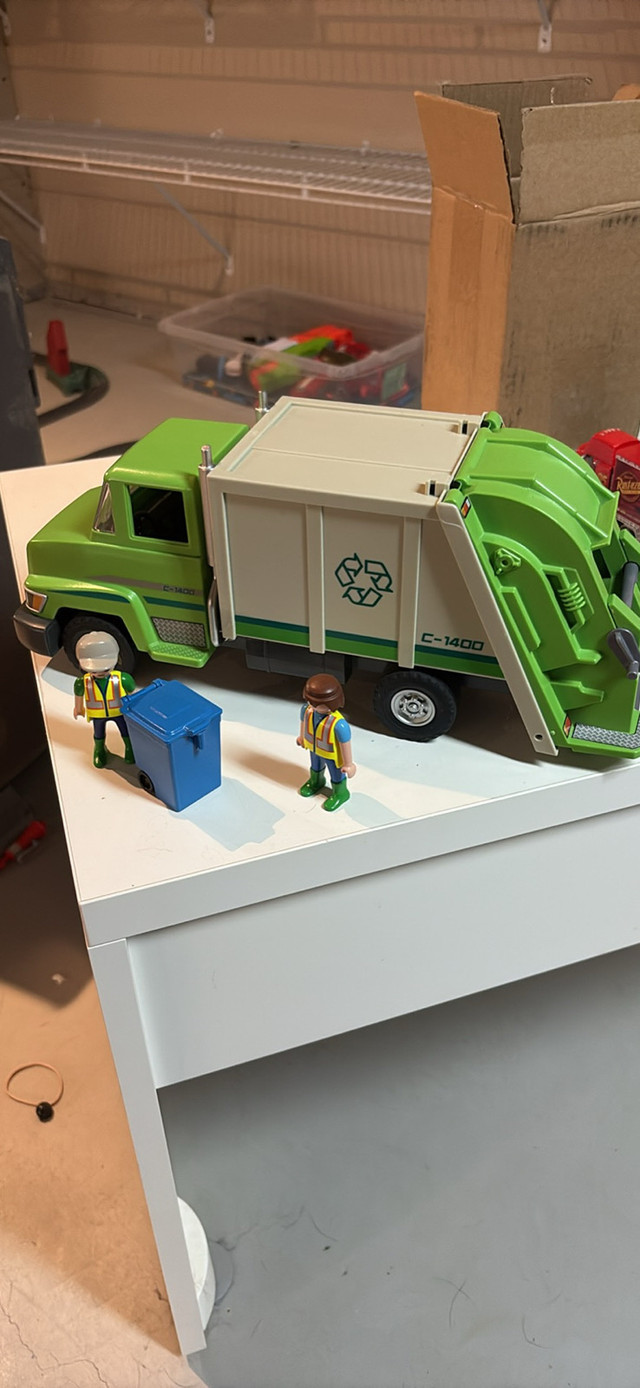 Playmobil  recycle truck c-1400 4pcs - used in Toys & Games in Sarnia - Image 2