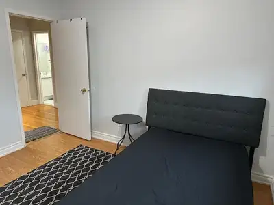 Room for Rent - Richmond Hill - $875/month Clean, Quiet Persian male to share 2nd floor apartment wi...