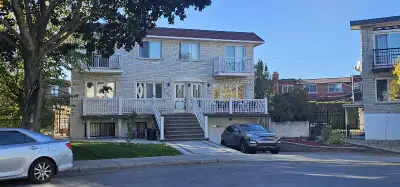 Grand et beau 3 1/2 à louer au niveau sous-sol. Quartier familial.Électricité et chauffage incluses....