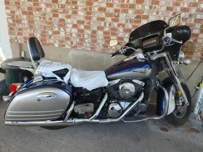 Kawasaki Nomad 1500 2004 62000km. Sièges Mustang phares d'appoint halogène. Fairing (légerement égra...
