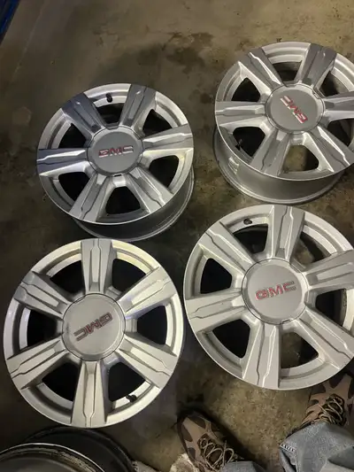 Excellent shape. I scratches or peeling. Never hit a curb.