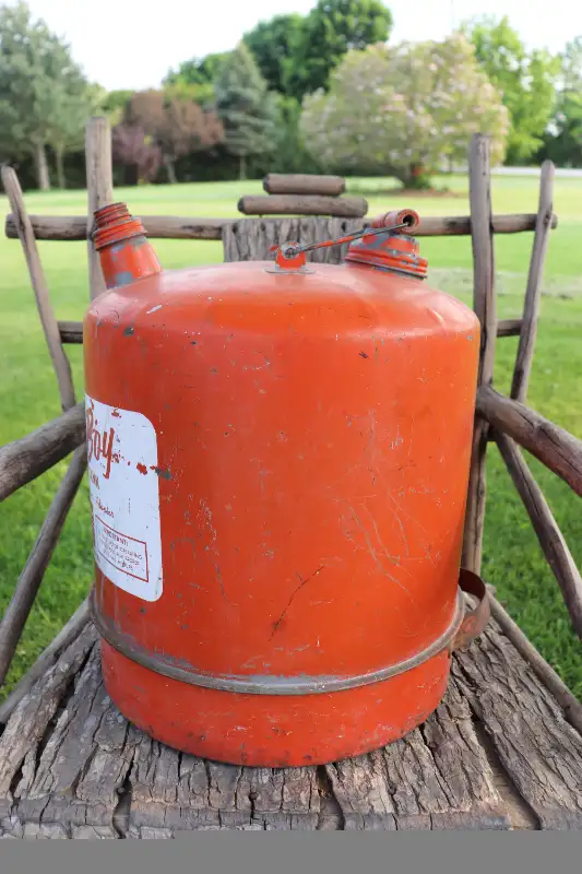 Vintage Eagle Boat Boy Gas Can in Arts & Collectibles in London - Image 6
