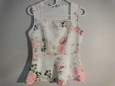 chandail avec fleur neuf, View more
