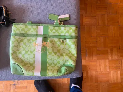 ceci est comme neuve un Coach Signature tote vert Authentique. 3.5" Profond x 11 to 13.8" largeur x...
