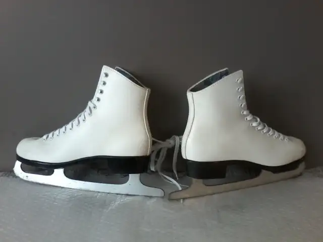 Patins à glace femme (2 pres X 9-9.5/3 pres X 9.5-10)/$40.00 pre in Skates & Blades in City of Montréal - Image 6