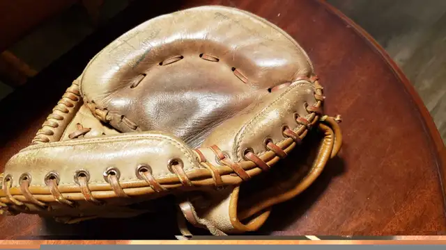 Vintage SEARS Baseball Glove $120 in Arts & Collectibles in Barrie - Image 6