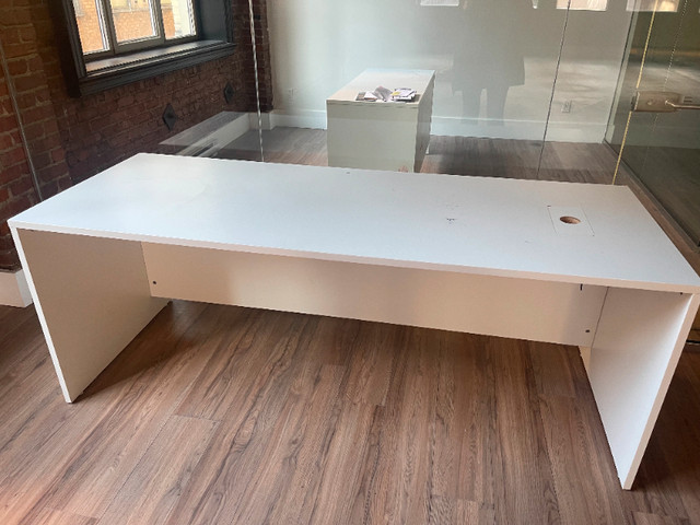 Large desk dans Bureaux  à Ville de Montréal - Image 2