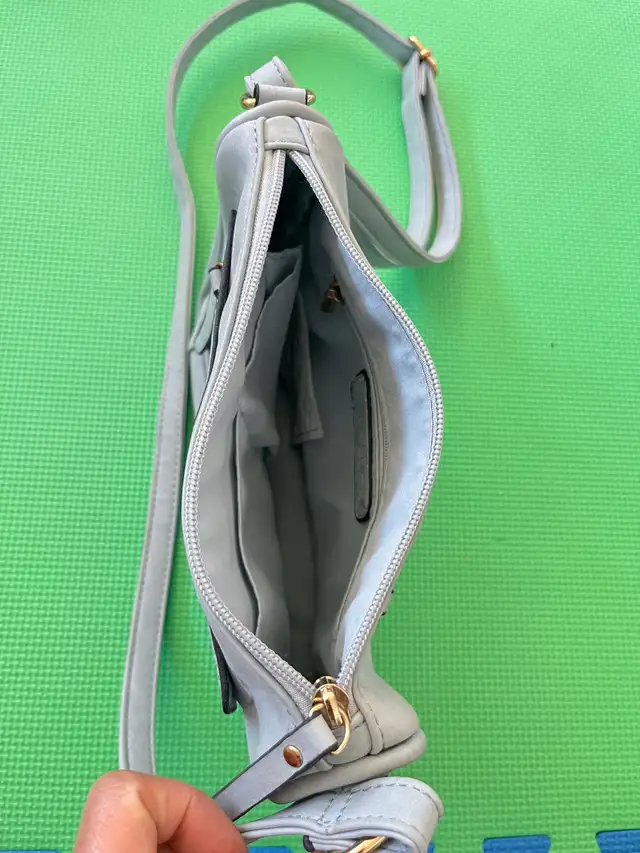 Woman’s Mia and Luca Handbag Sky Blue  in Women's - Bags & Wallets in City of Toronto - Image 4