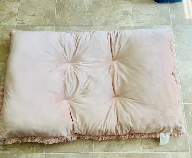 Dog bed pillow in Accessories in Saskatoon - Image 3