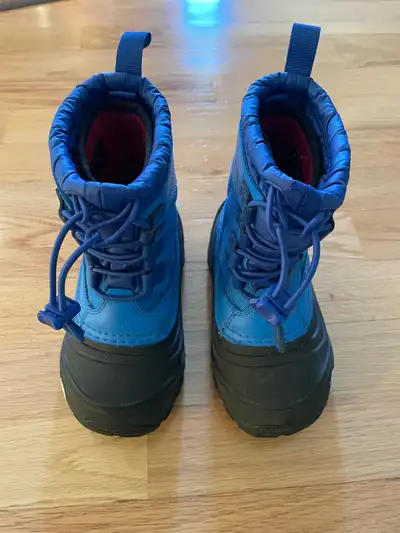 Boys or girls Excellent condition. Like new. Waterproof, warm and removable liners