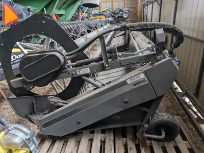 2013 30’ Massey Ferguson 5200 Header with single knife drive, double swath option, UII reel. Shedded...