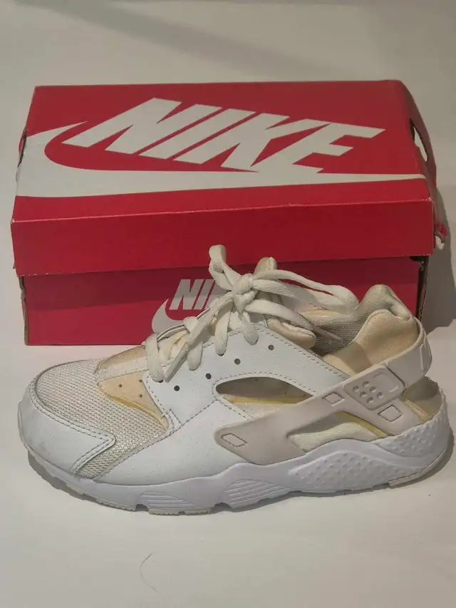 Nike Air Running Shoes Youth 2 Y in Kids & Youth in Mississauga / Peel Region - Image 6