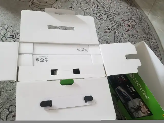 XBOX One console in original box with 1 controller and all wires in XBOX One in Markham / York Region - Image 3