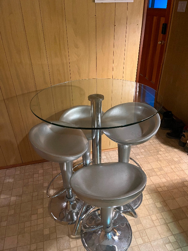 High top Glass table with 4 Hydraulic stools in Dining Tables & Sets in Trenton