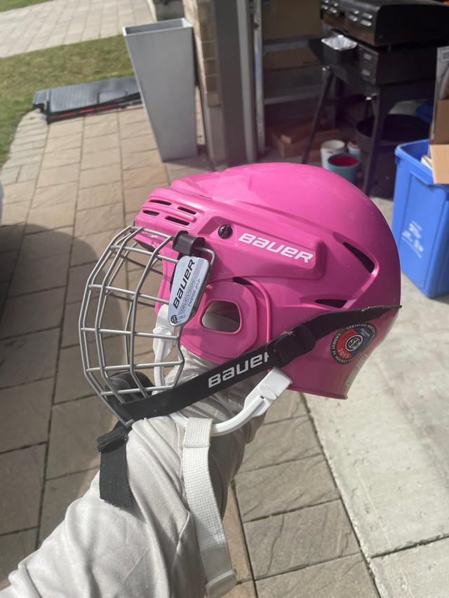 Youth Bauer hockey helmet  in Hockey in London - Image 3