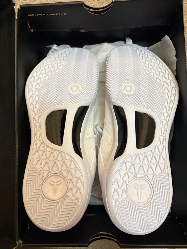 Nike Kobe 8 Halo size 9.5 in Men's Shoes in City of Toronto - Image 4