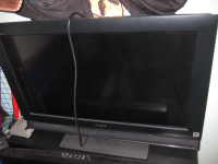FS: SONY 32 inches LCD TV, ViewSonic 27 inches LCD TV
