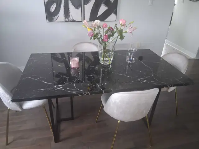 dining table (chairs and decore not included) in Dining Tables & Sets in Barrie - Image 3