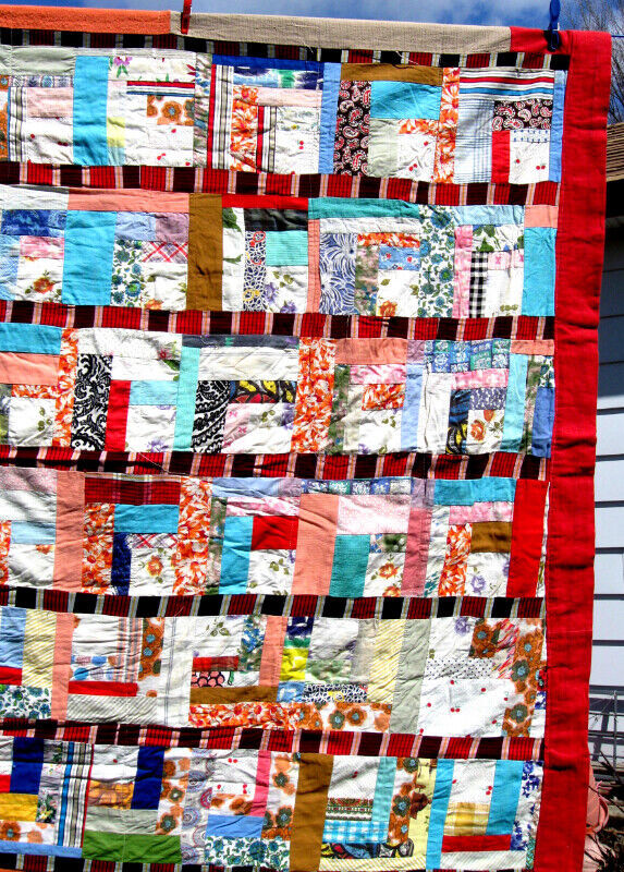 GRANDE COURTEPOINTE VINTAGE LARGE  HANDMADE  QUILT 58"x76" dans Art et objets de collection  à Ouest de l’Île - Image 4