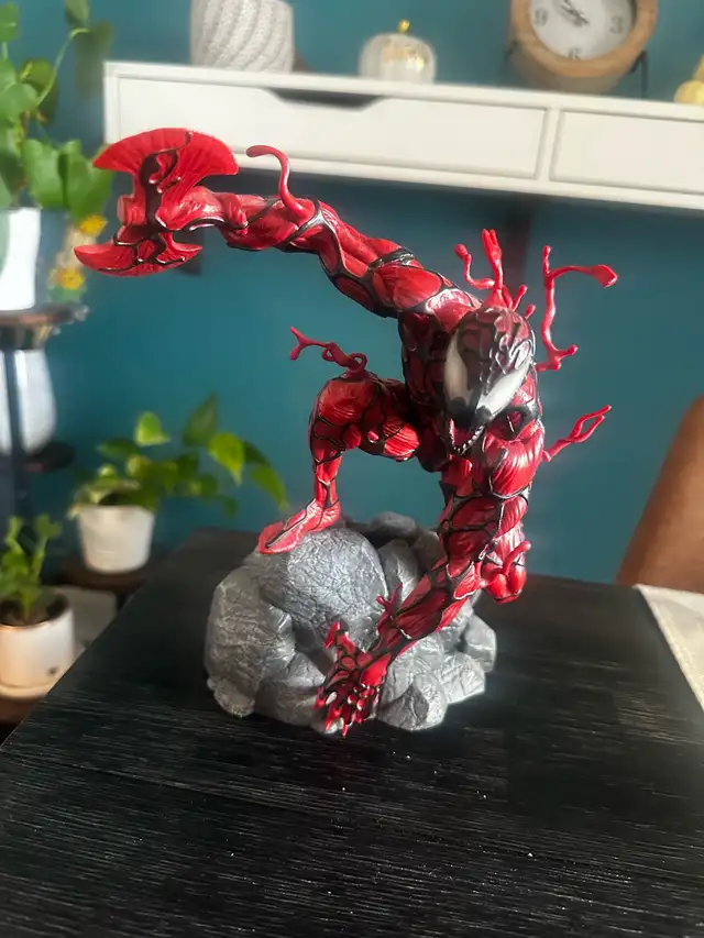 Carnage collectible statue