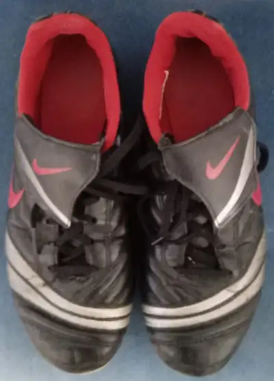NIKE VERSATRACT SOCCER CLEATS (size 6Y), View more