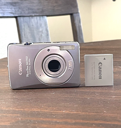 Canon PowerShot SD750 Digital ELPH 7.1 MP Camera - Silver Great condition and works like new Comes w...