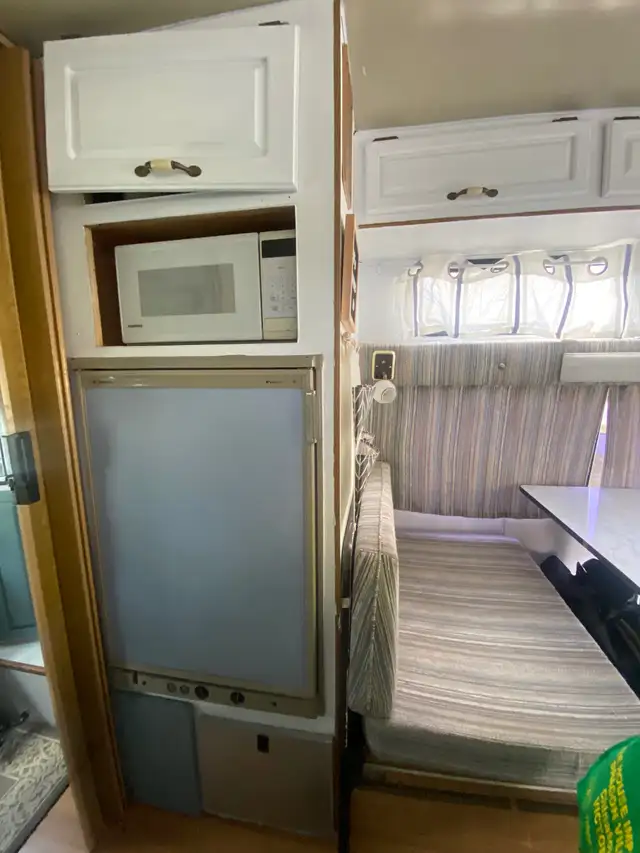 1989 Dodge B350 Campervan in RVs & Motorhomes in Whitehorse - Image 6