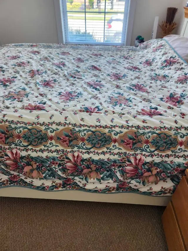 Queen size light comforter/ bed sheet spreader  in Bedding in Peterborough - Image 4