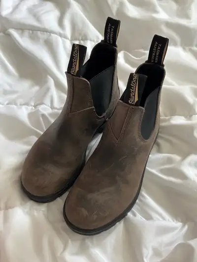 Blundstone 2446 boots in Clay. Worn 2-3 times, basically brand new. They’re too small for me. Comes...