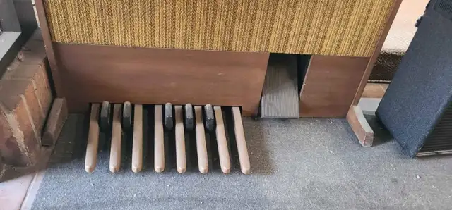 Swinger 200 The Entertainer Organ in Pianos & Keyboards in Edmonton - Image 3