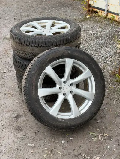 W246-26 245/55/19 Goodyear winter command Great condition! Mounted on silver alloy rims. Location pi...
