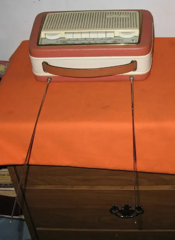 Vintage Radio Portable *AKKORD DELUX AUTOMATIC* -Works A1 in Arts & Collectibles in Edmonton - Image 11
