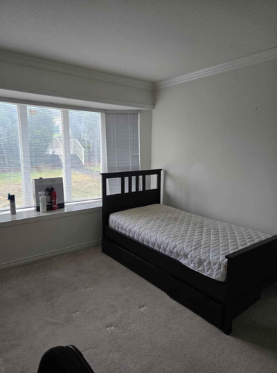 Ideal for Quiet Student Private 1 bedroom available for rent in a quiet home near Metrotown in Burna...