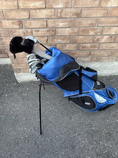 Tee off with this Izzo golf club bad and club set, perfect for someone looking to get into golf! Thi...
