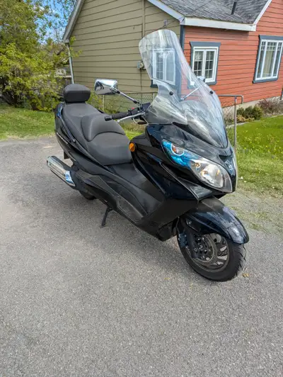 2 pare brises, poignées chauffées, protège mains, excellent état. 49200 kms Demande $3,000.00 Gatine...
